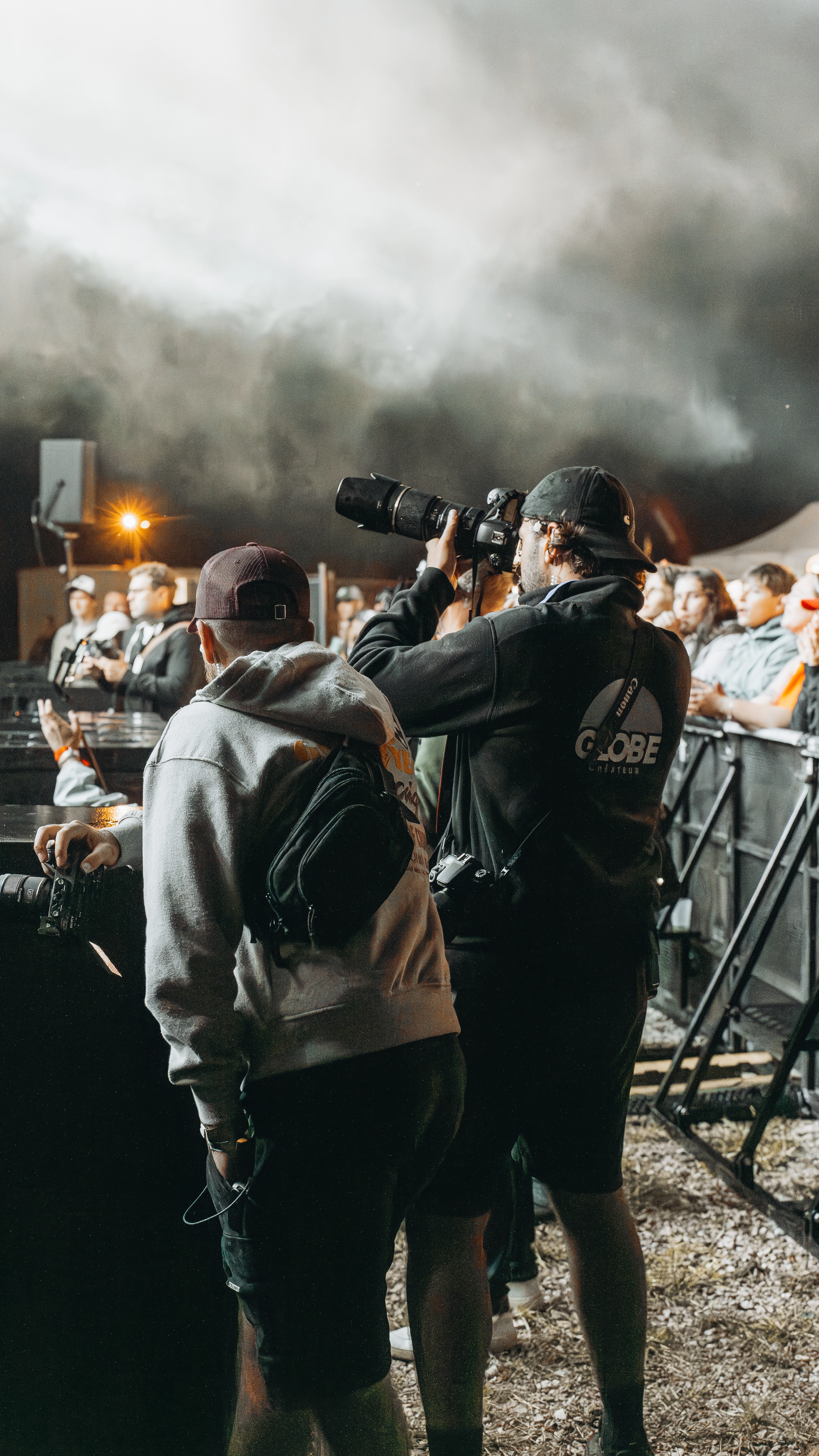 L'équipe Globe Créateur en shooting photo sur le terrain